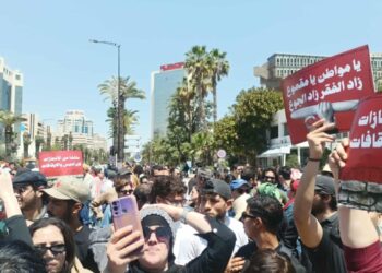 Marche de solidarité avec Ahmed Souab : du Tribunal administratif à l&rsquo;avenue Bourguiba.