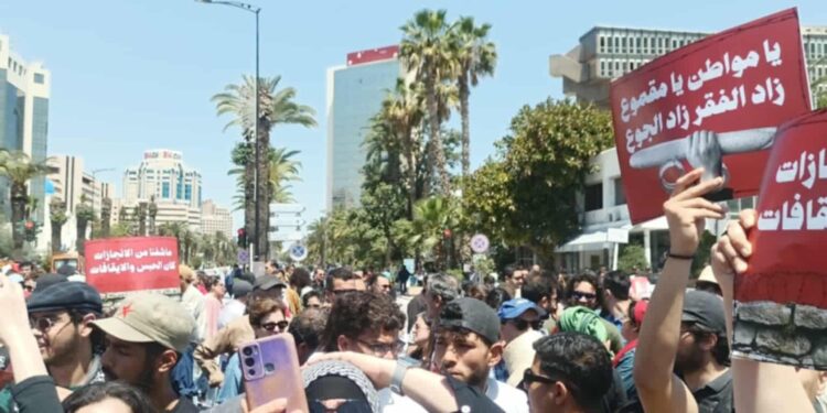 Marche de solidarité avec Ahmed Souab : du Tribunal administratif à l’avenue Bourguiba.