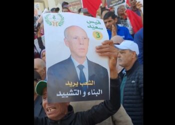 Devant le Théâtre municipal, des partisans de Kaïs Saïed se rassemblent en manifestation.