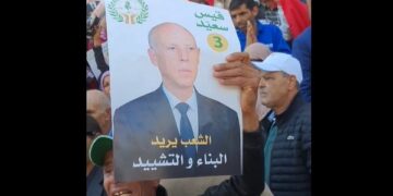 Devant le Théâtre municipal, des partisans de Kaïs Saïed se rassemblent en manifestation.