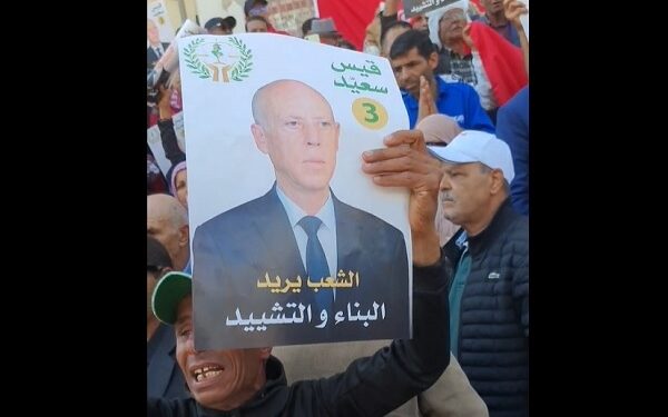 Devant le Théâtre municipal, des partisans de Kaïs Saïed se rassemblent en manifestation.